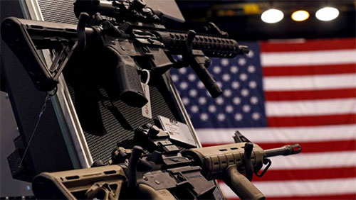 Trump facilita a sus aliados la compra de armamentos “por interés económico”